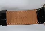 GUESS,  - Relógio com pulseira de couro. Funcionando.