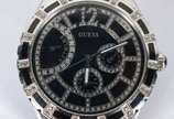GUESS,  - Relógio com pulseira de couro. Funcionando.