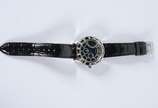 GUESS,  - Relógio com pulseira de couro. Funcionando.