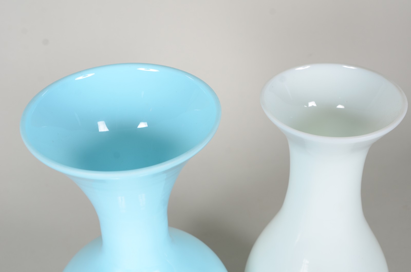 Dois vasos de opalina, sendo um azul e outro branco, feitio balaústre. - foto 2 de 3