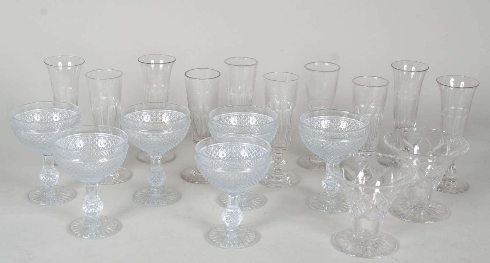 Diversos copos de cristal, sendo: 10 flutes para champagne, 2 taças... - foto 1 de 8