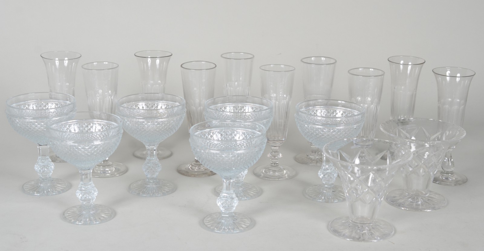 Diversos copos de cristal, sendo: 10 flutes para champagne, 2 taças... - foto 2 de 8