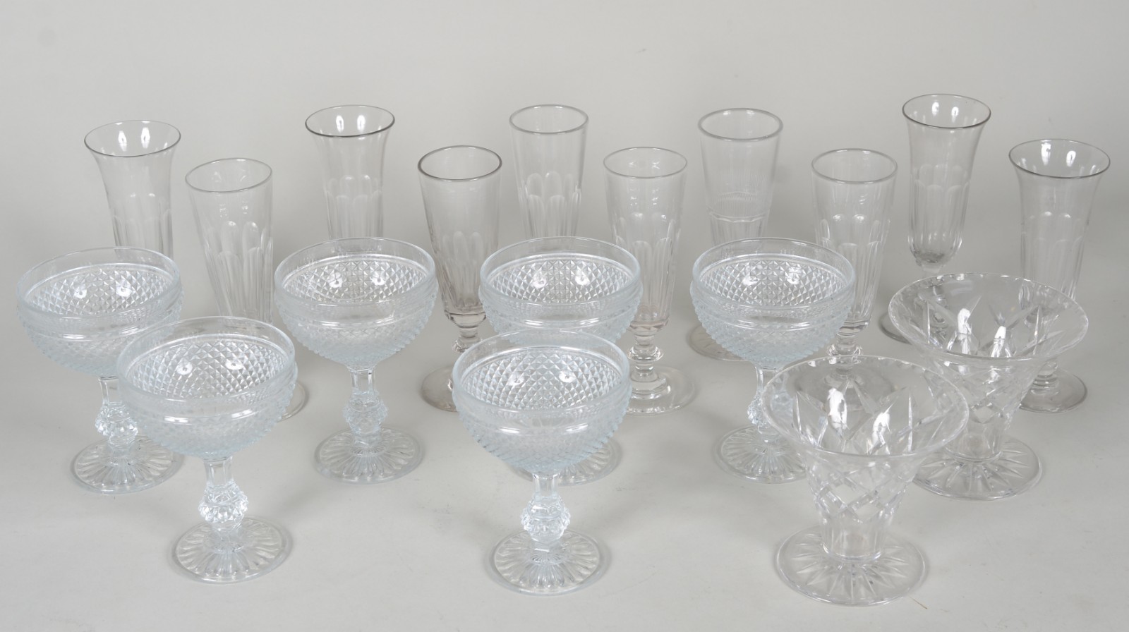 Diversos copos de cristal, sendo: 10 flutes para champagne, 2 taças... - foto 3 de 8