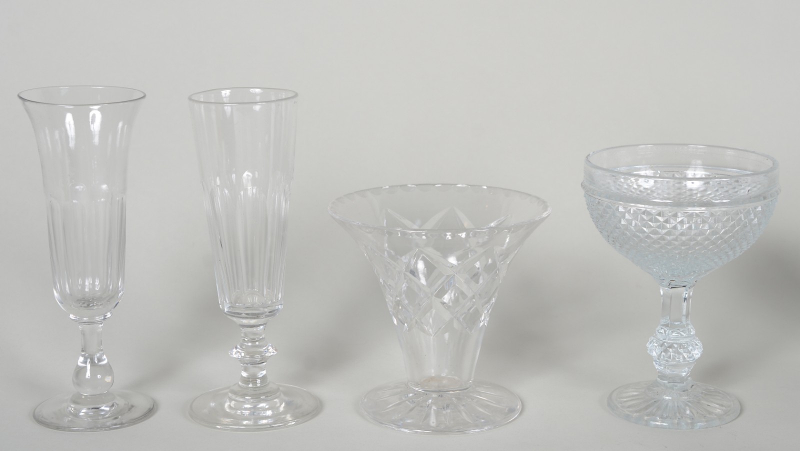 Diversos copos de cristal, sendo: 10 flutes para champagne, 2 taças... - foto 4 de 8