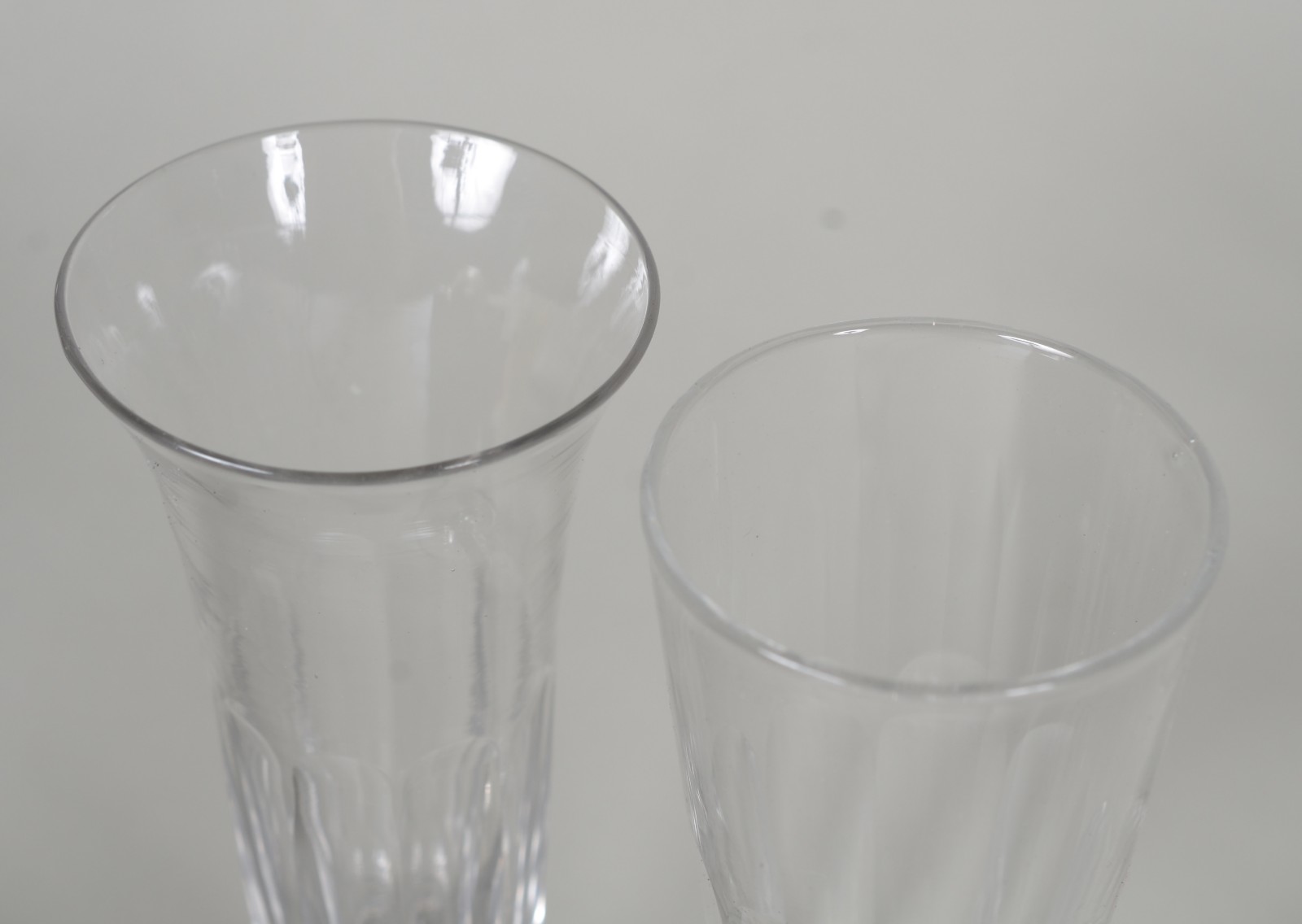 Diversos copos de cristal, sendo: 10 flutes para champagne, 2 taças... - foto 7 de 8