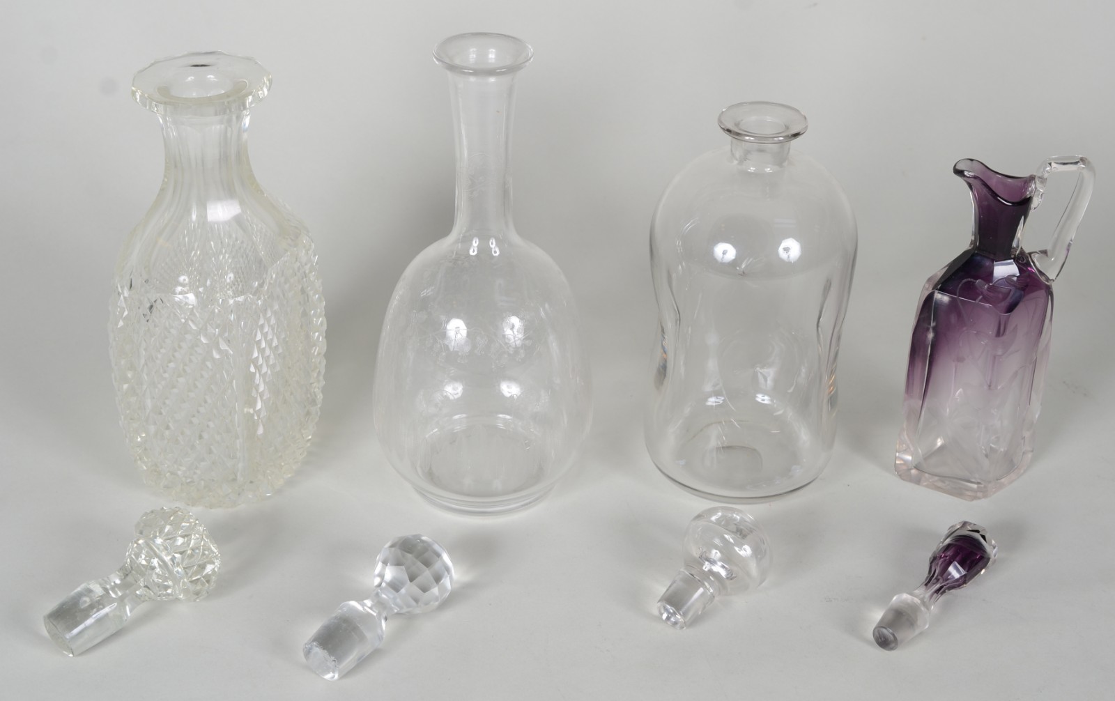 Quatro garrafas de cristal em diversos modelos. - foto 2 de 8