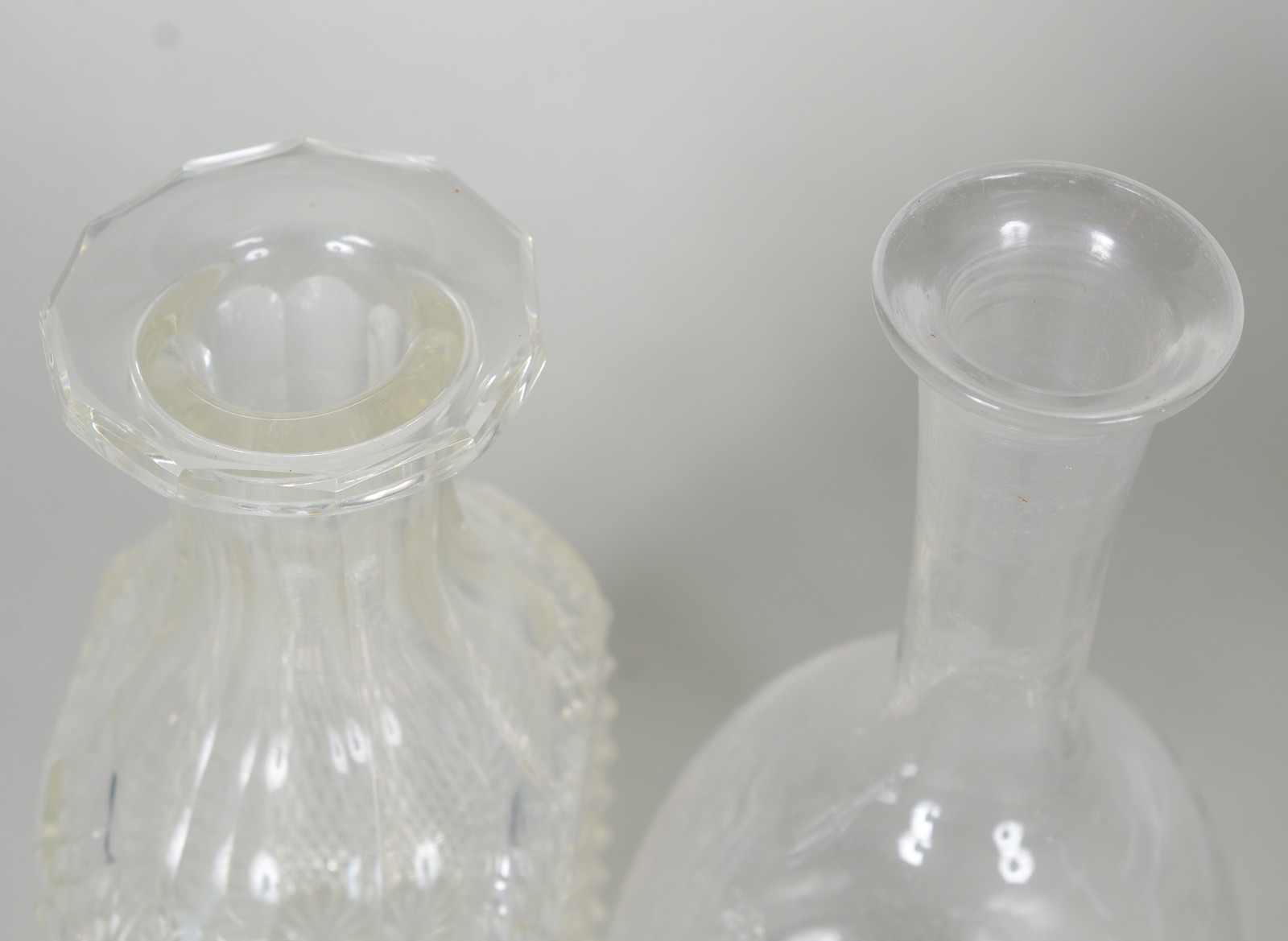 Quatro garrafas de cristal em diversos modelos. - foto 3 de 8