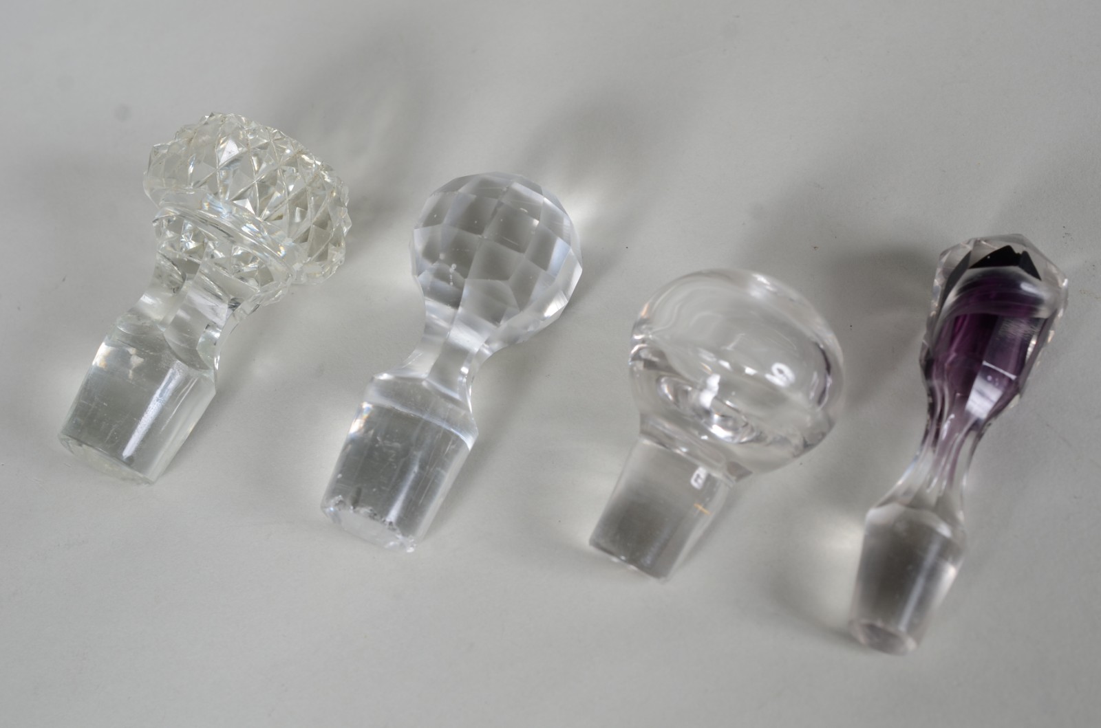 Quatro garrafas de cristal em diversos modelos. - foto 5 de 8