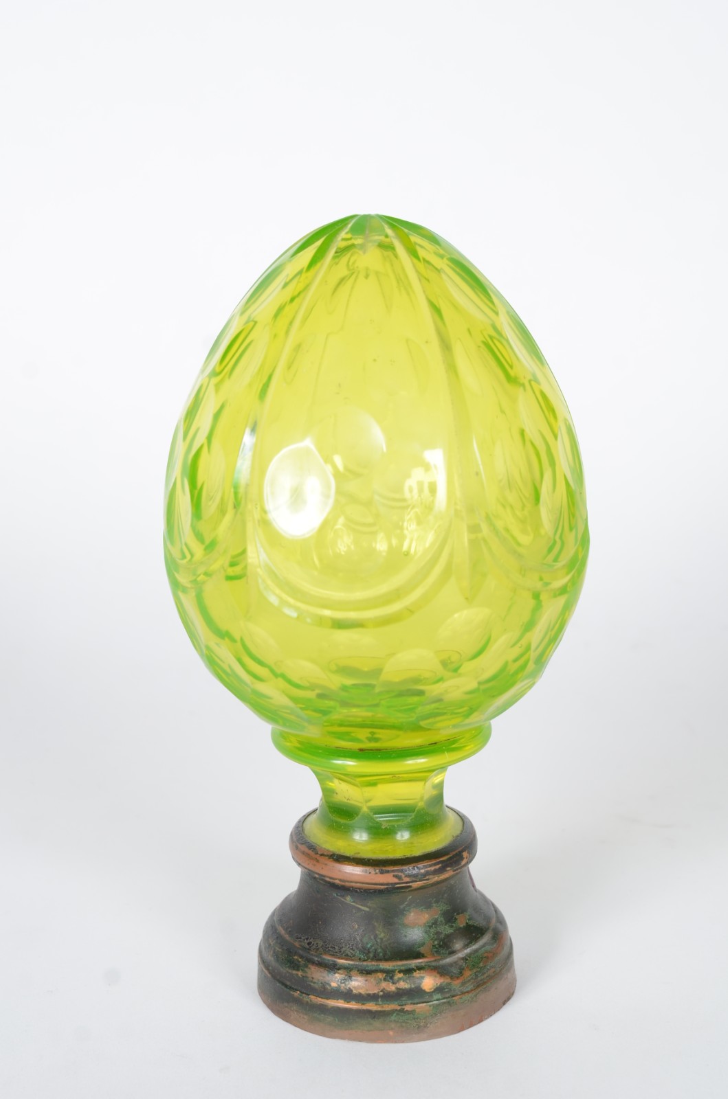 Antiga pinha de cristal na cor "verde uralina" lapidado em frisos e... - foto 1 de 5