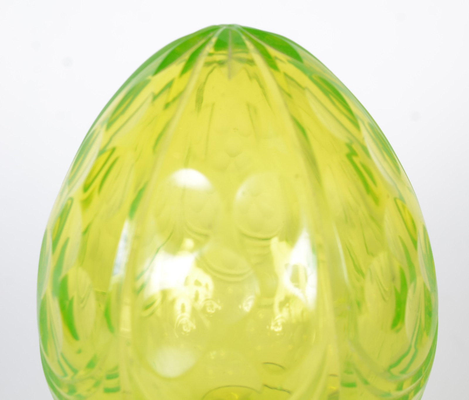 Antiga pinha de cristal na cor "verde uralina" lapidado em frisos e... - foto 2 de 5