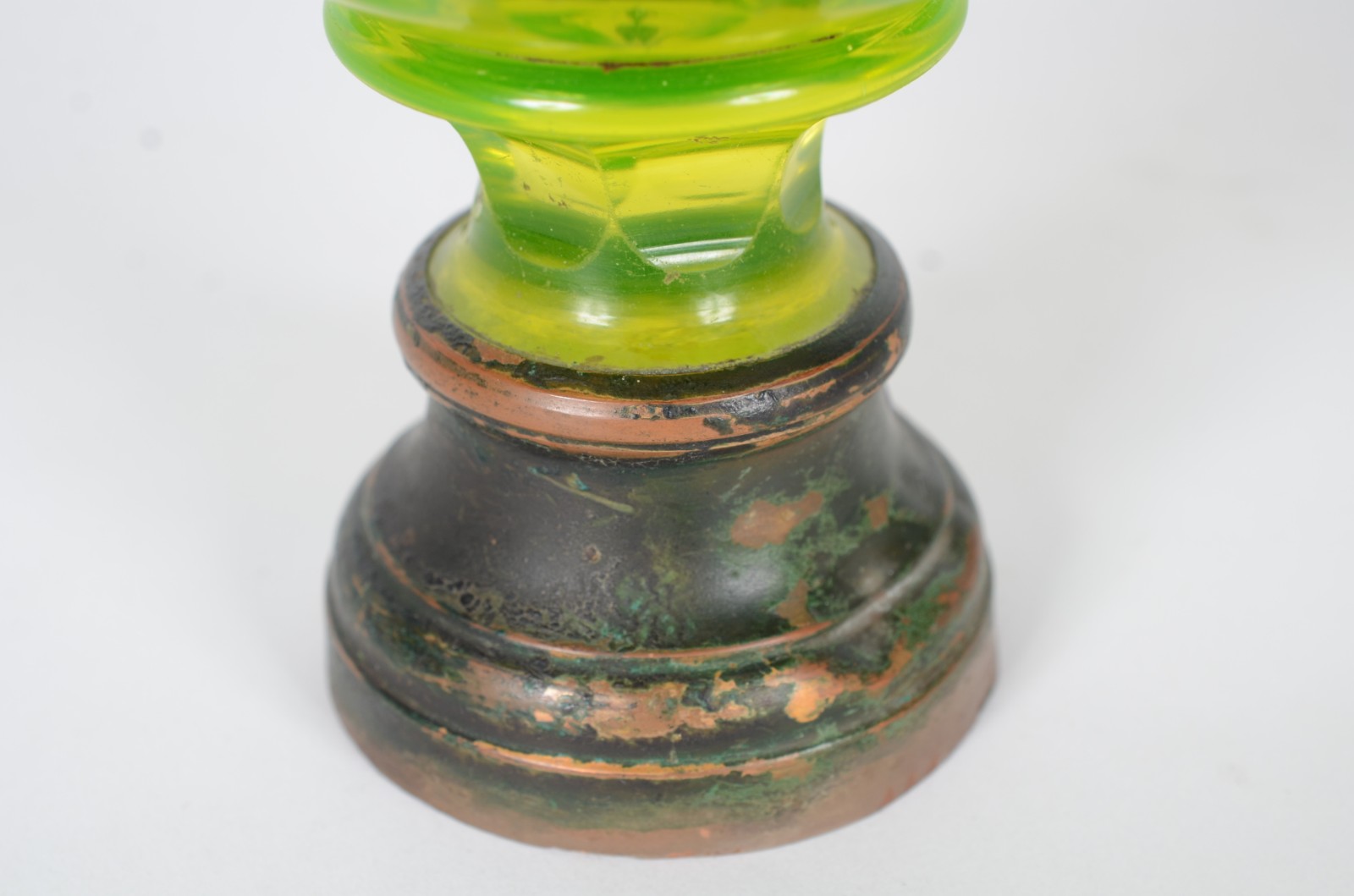 Antiga pinha de cristal na cor "verde uralina" lapidado em frisos e... - foto 3 de 5