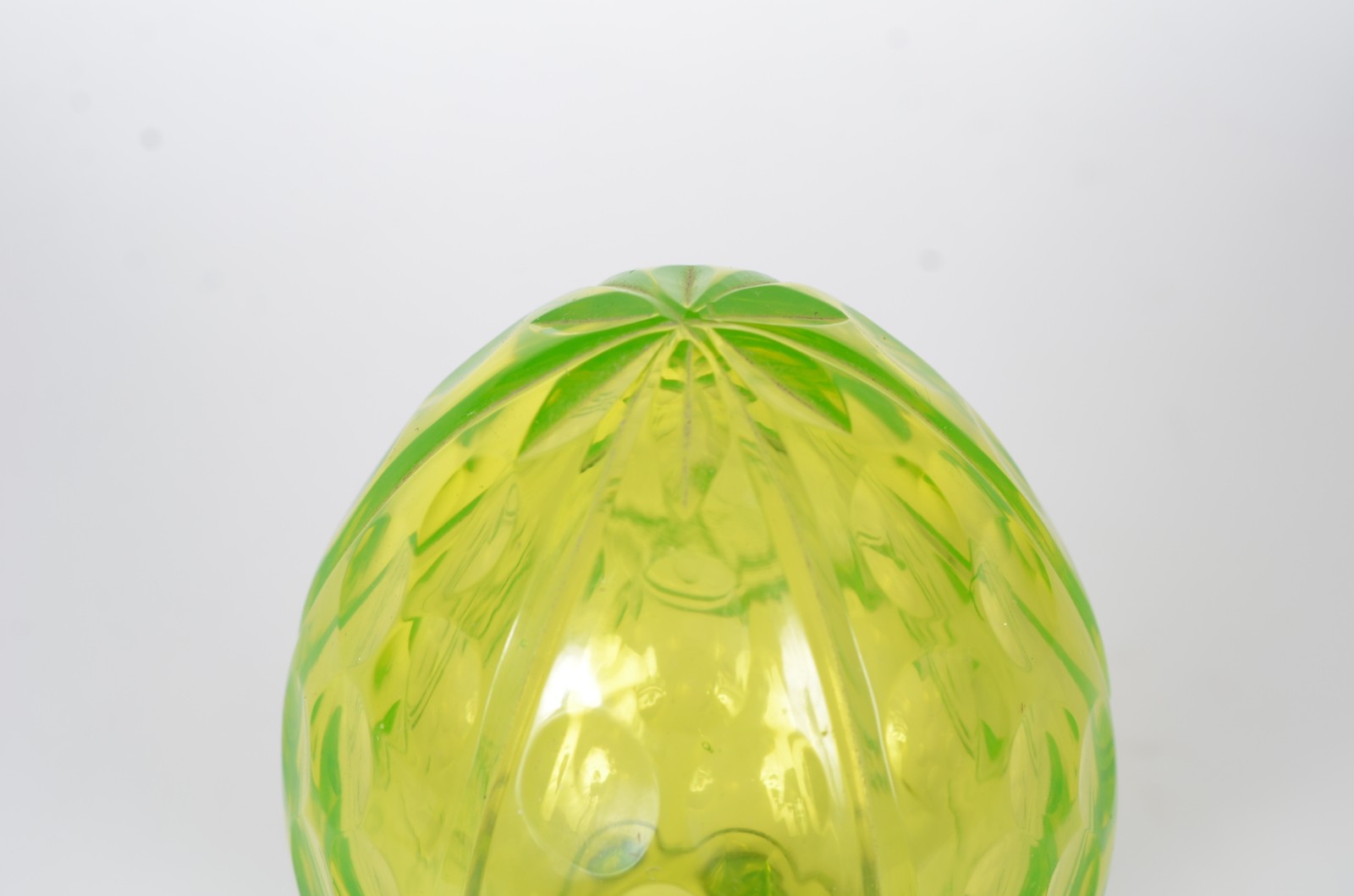 Antiga pinha de cristal na cor "verde uralina" lapidado em frisos e... - foto 4 de 5