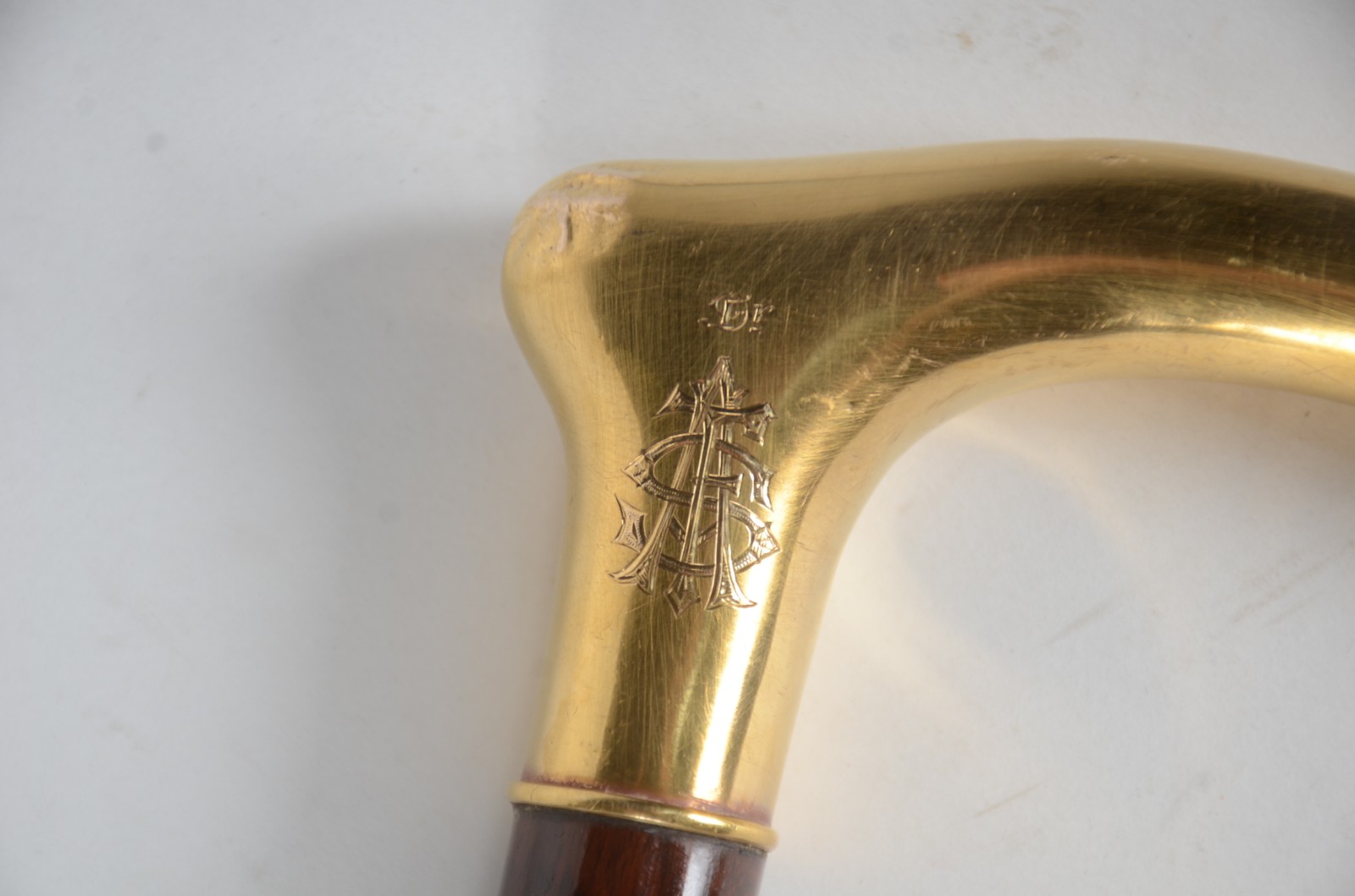 Bengala de madeira nobre com castão de ouro 18 k. - foto 4 de 5