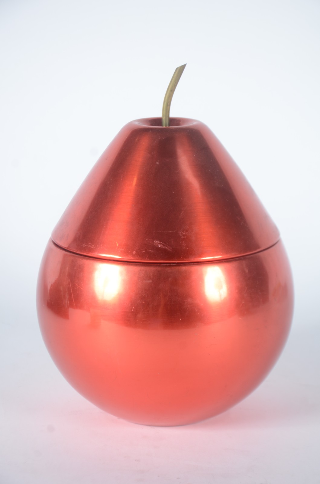 Balde para gelo de metal vermelho na forma de maçã, anos 60. - foto 1 de 4