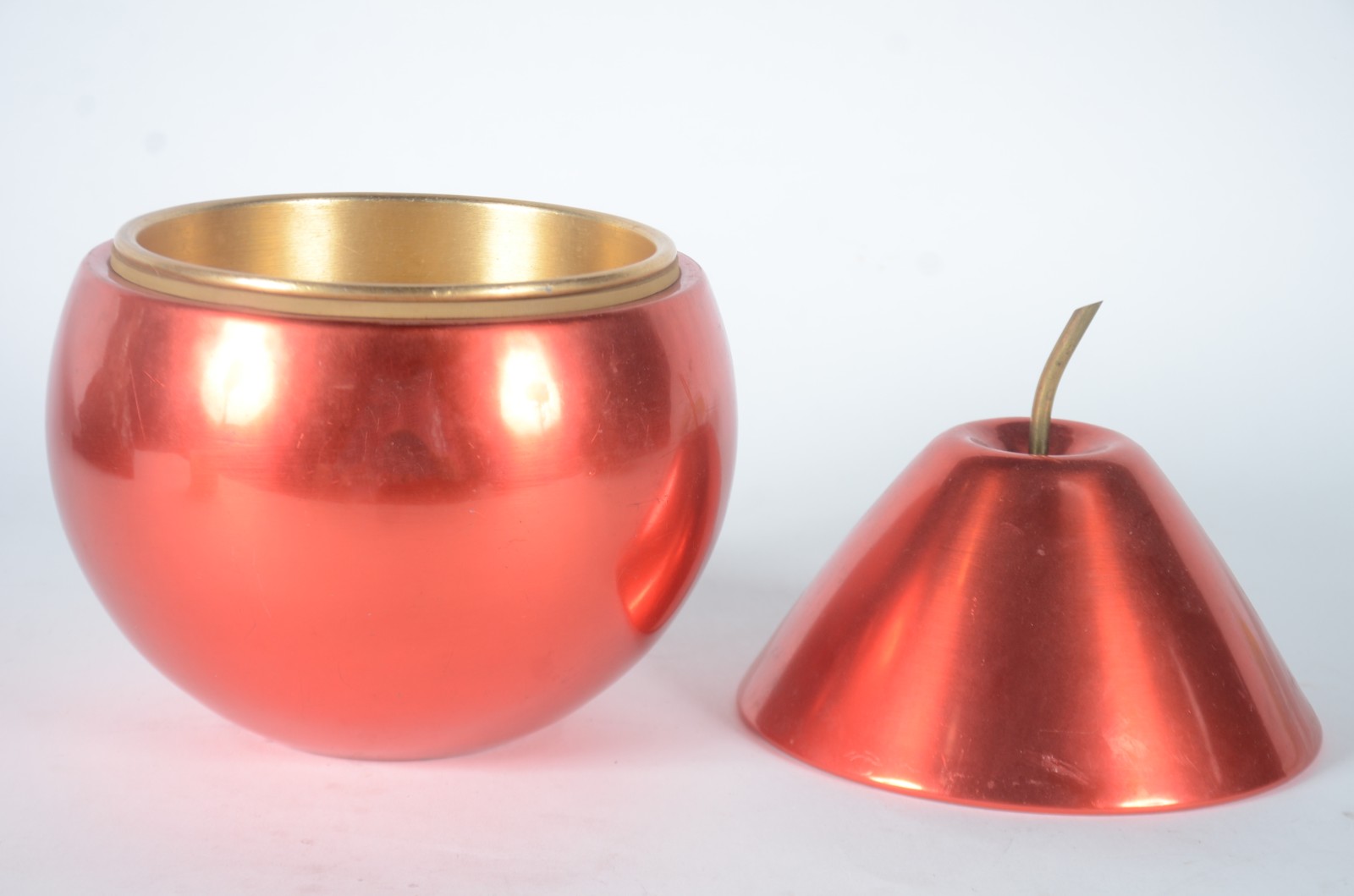 Balde para gelo de metal vermelho na forma de maçã, anos 60. - foto 2 de 4