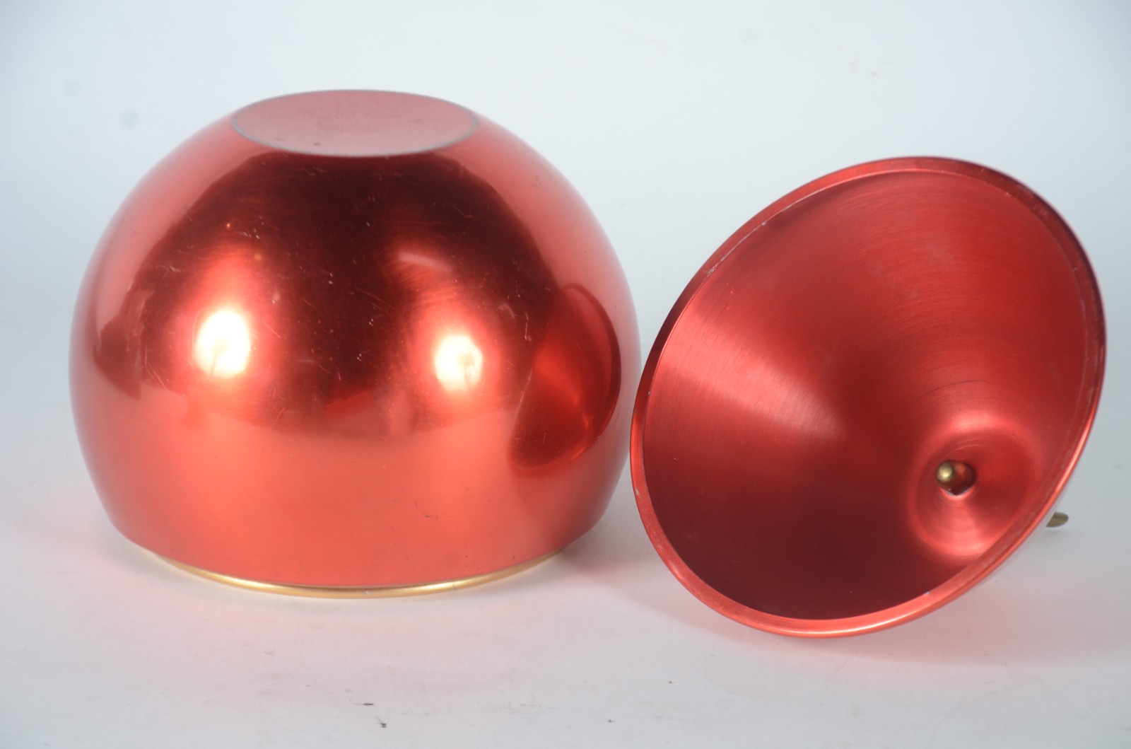Balde para gelo de metal vermelho na forma de maçã, anos 60. - foto 3 de 4