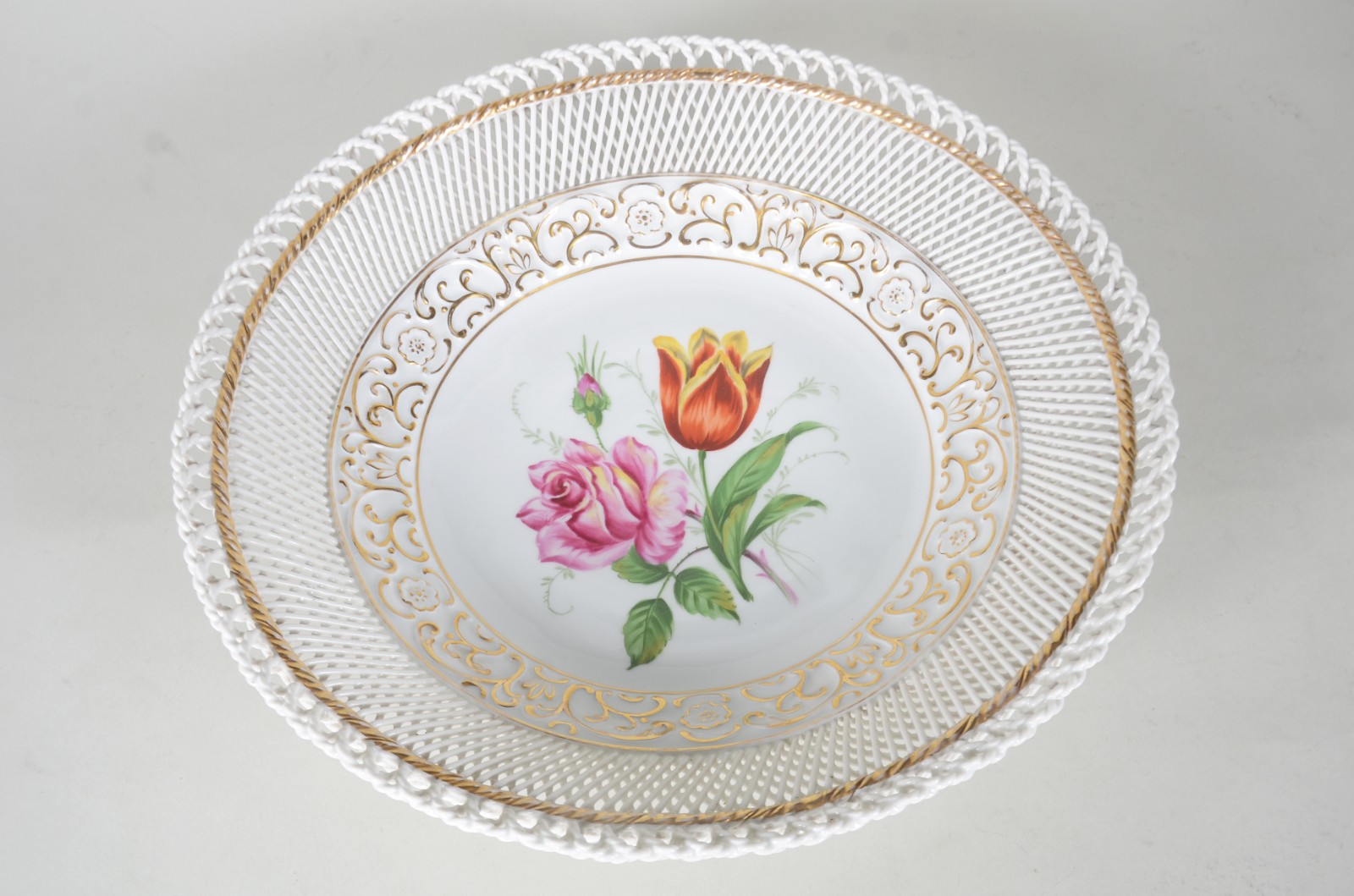 Centro de mesa de porcelana alemã "Handmalerei", vazada nas laterais... - foto 1 de 7