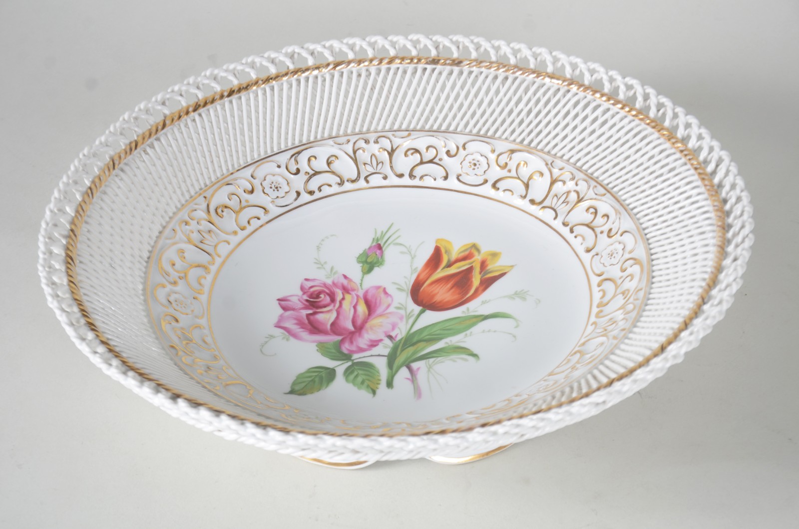 Centro de mesa de porcelana alemã "Handmalerei", vazada nas laterais... - foto 2 de 7