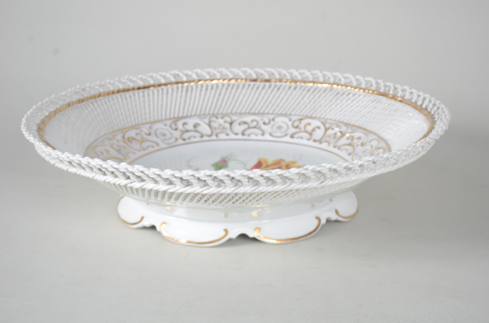 Centro de mesa de porcelana alemã "Handmalerei", vazada nas laterais... - foto 3 de 7