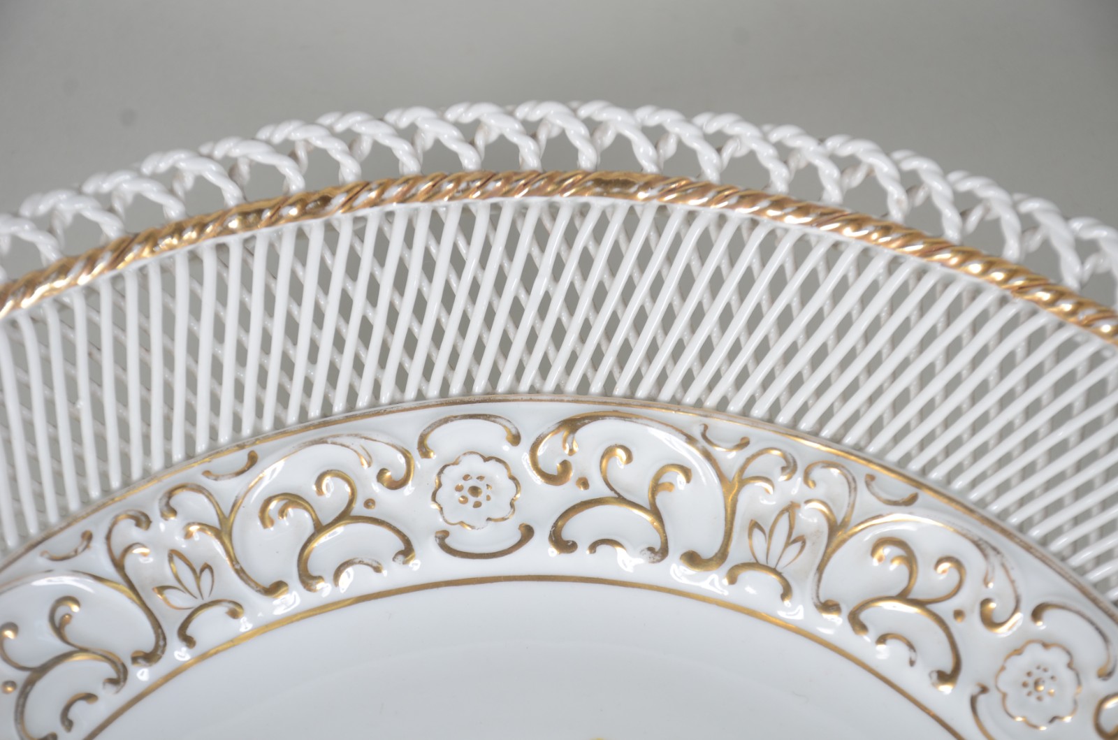 Centro de mesa de porcelana alemã "Handmalerei", vazada nas laterais... - foto 5 de 7