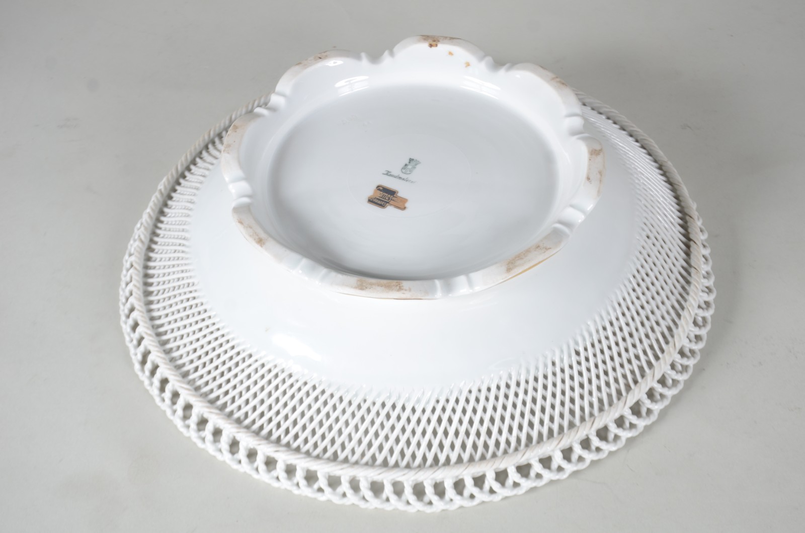 Centro de mesa de porcelana alemã "Handmalerei", vazada nas laterais... - foto 6 de 7