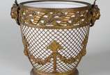 Cachepot de porcelana branca, possivelmente fra... - Cachepot de porcelana branca, possivelmente francesa, com guarnição de bronze dourado, formando um gradeado sobreposto com guirlandas florais e ...