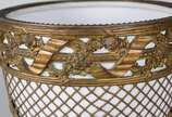 Cachepot de porcelana branca, possivelmente fra... - Cachepot de porcelana branca, possivelmente francesa, com guarnição de bronze dourado, formando um gradeado sobreposto com guirlandas florais e ...