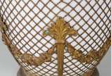 Cachepot de porcelana branca, possivelmente fra... - Cachepot de porcelana branca, possivelmente francesa, com guarnição de bronze dourado, formando um gradeado sobreposto com guirlandas florais e ...