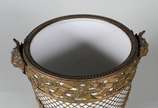 Cachepot de porcelana branca, possivelmente fra... - Cachepot de porcelana branca, possivelmente francesa, com guarnição de bronze dourado, formando um gradeado sobreposto com guirlandas florais e ...