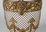 Cachepot de porcelana branca, possivelmente fra... - Cachepot de porcelana branca, possivelmente francesa, com guarnição de bronze dourado, formando um gradeado sobreposto com guirlandas florais e ...