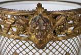 Cachepot de porcelana branca, possivelmente fra... - Cachepot de porcelana branca, possivelmente francesa, com guarnição de bronze dourado, formando um gradeado sobreposto com guirlandas florais e ...