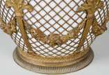 Cachepot de porcelana branca, possivelmente fra... - Cachepot de porcelana branca, possivelmente francesa, com guarnição de bronze dourado, formando um gradeado sobreposto com guirlandas florais e ...
