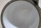 Cachepot de porcelana branca, possivelmente fra... - Cachepot de porcelana branca, possivelmente francesa, com guarnição de bronze dourado, formando um gradeado sobreposto com guirlandas florais e ...