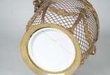 Cachepot de porcelana branca, possivelmente fra... - Cachepot de porcelana branca, possivelmente francesa, com guarnição de bronze dourado, formando um gradeado sobreposto com guirlandas florais e ...
