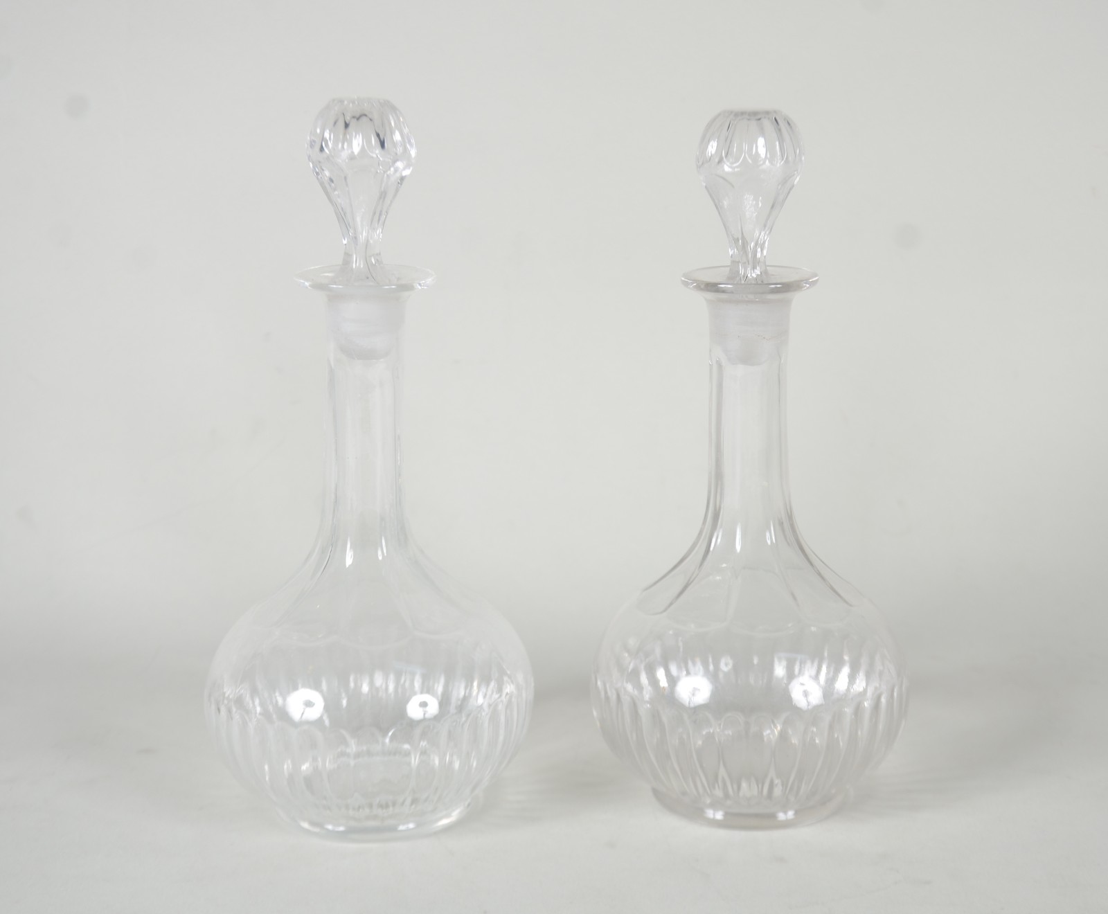 Par de garrafas de cristal europeu lapidados em gomos. - foto 1 de 8