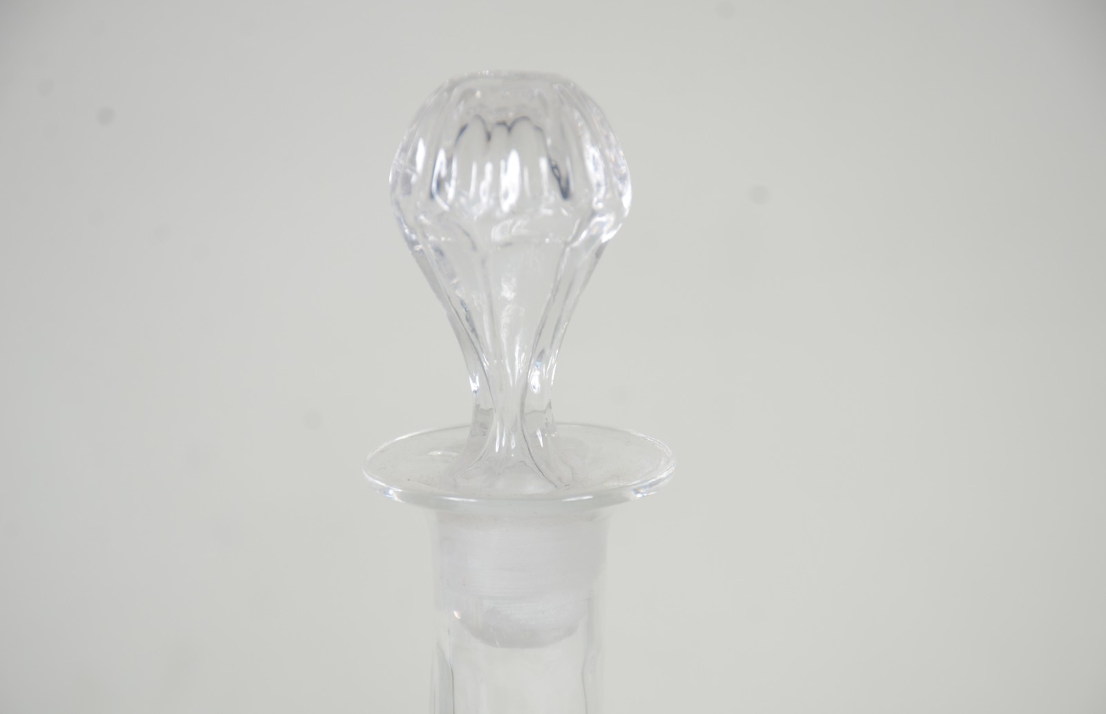 Par de garrafas de cristal europeu lapidados em gomos. - foto 2 de 8