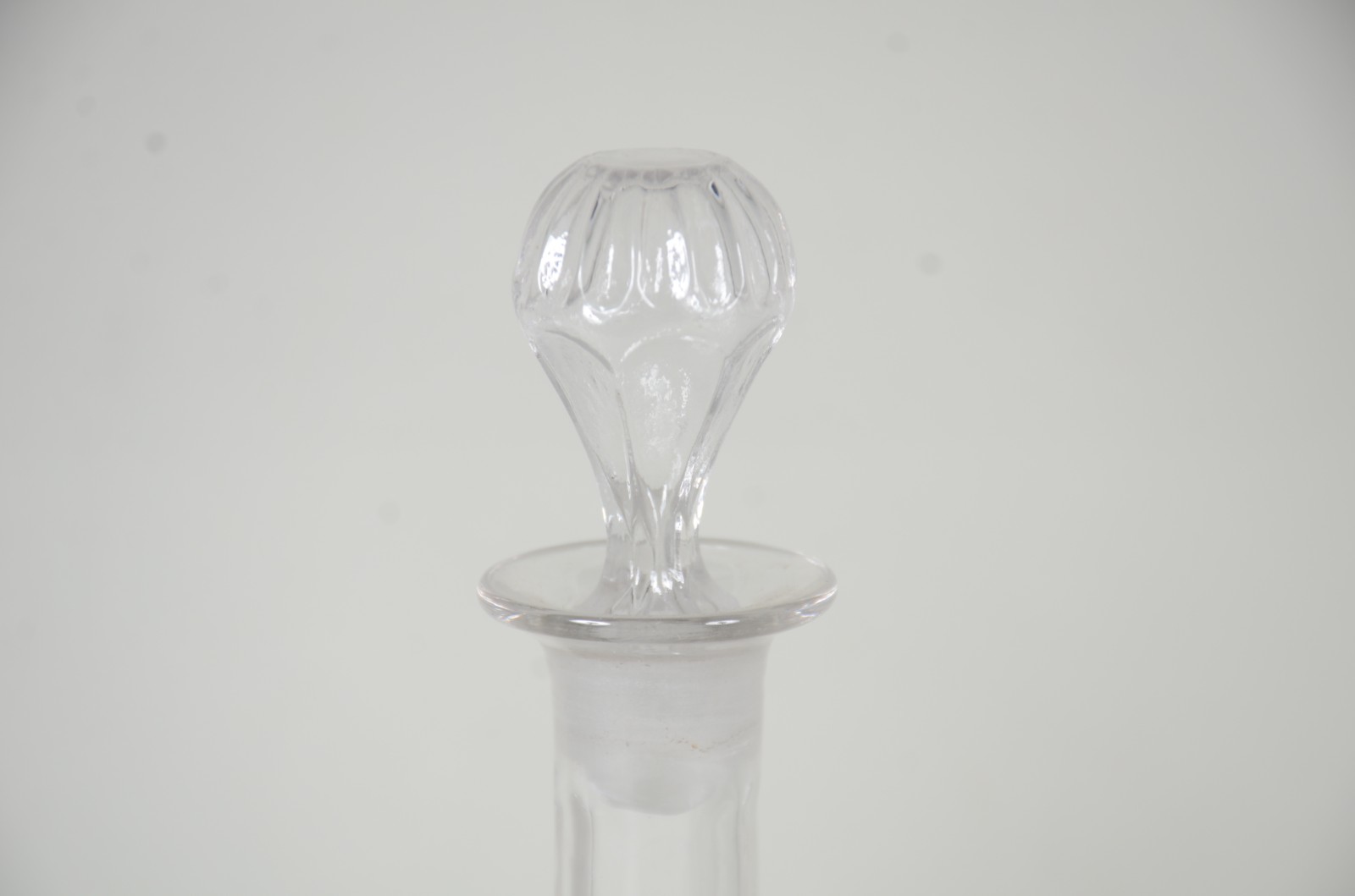 Par de garrafas de cristal europeu lapidados em gomos. - foto 3 de 8