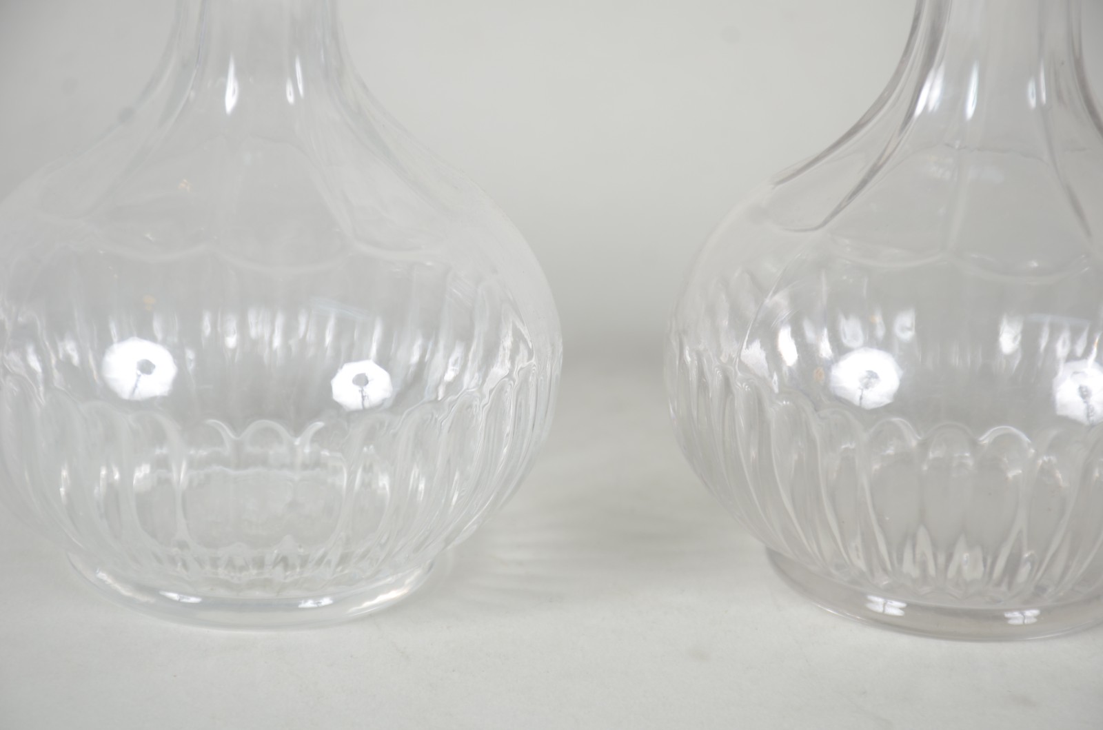 Par de garrafas de cristal europeu lapidados em gomos. - foto 4 de 8