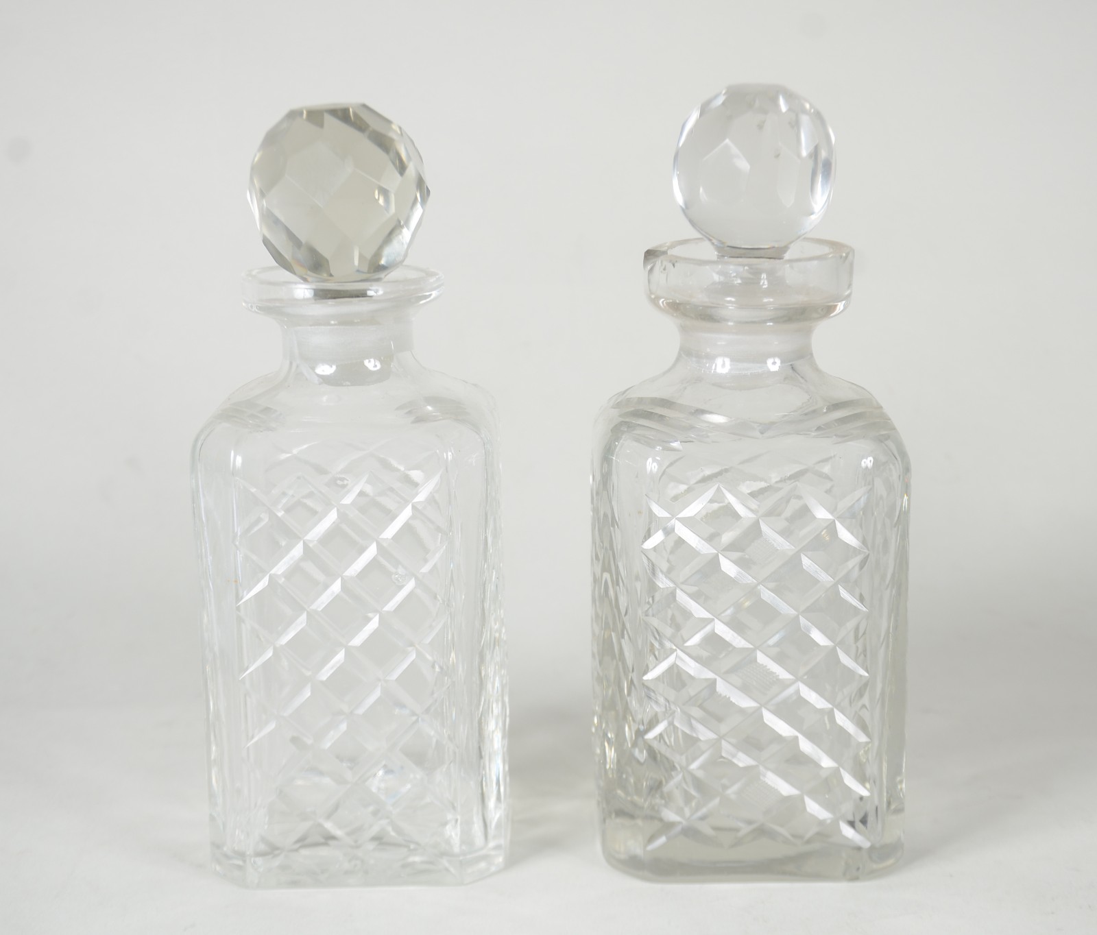 Duas garrafas de cristal europeu lapidado em frisos. Com bicados na... - foto 1 de 9