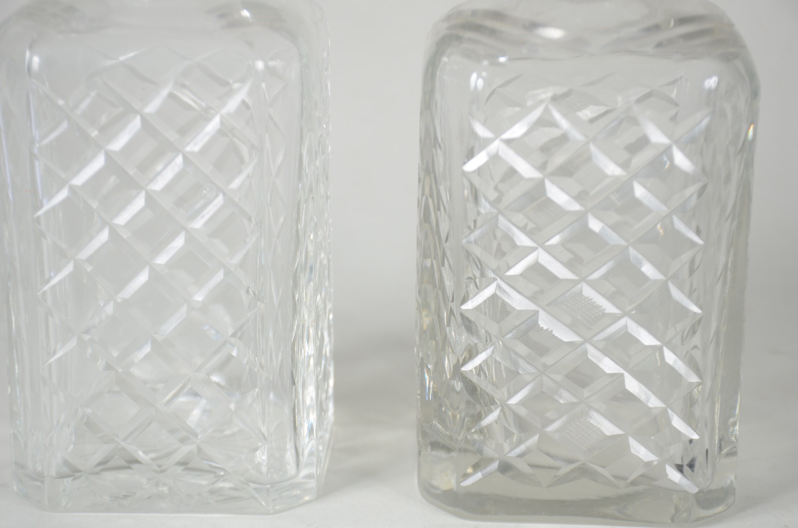 Duas garrafas de cristal europeu lapidado em frisos. Com bicados na... - foto 2 de 9
