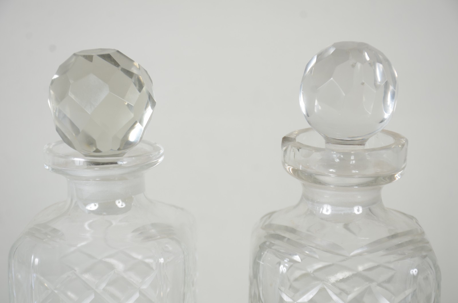 Duas garrafas de cristal europeu lapidado em frisos. Com bicados na... - foto 3 de 9
