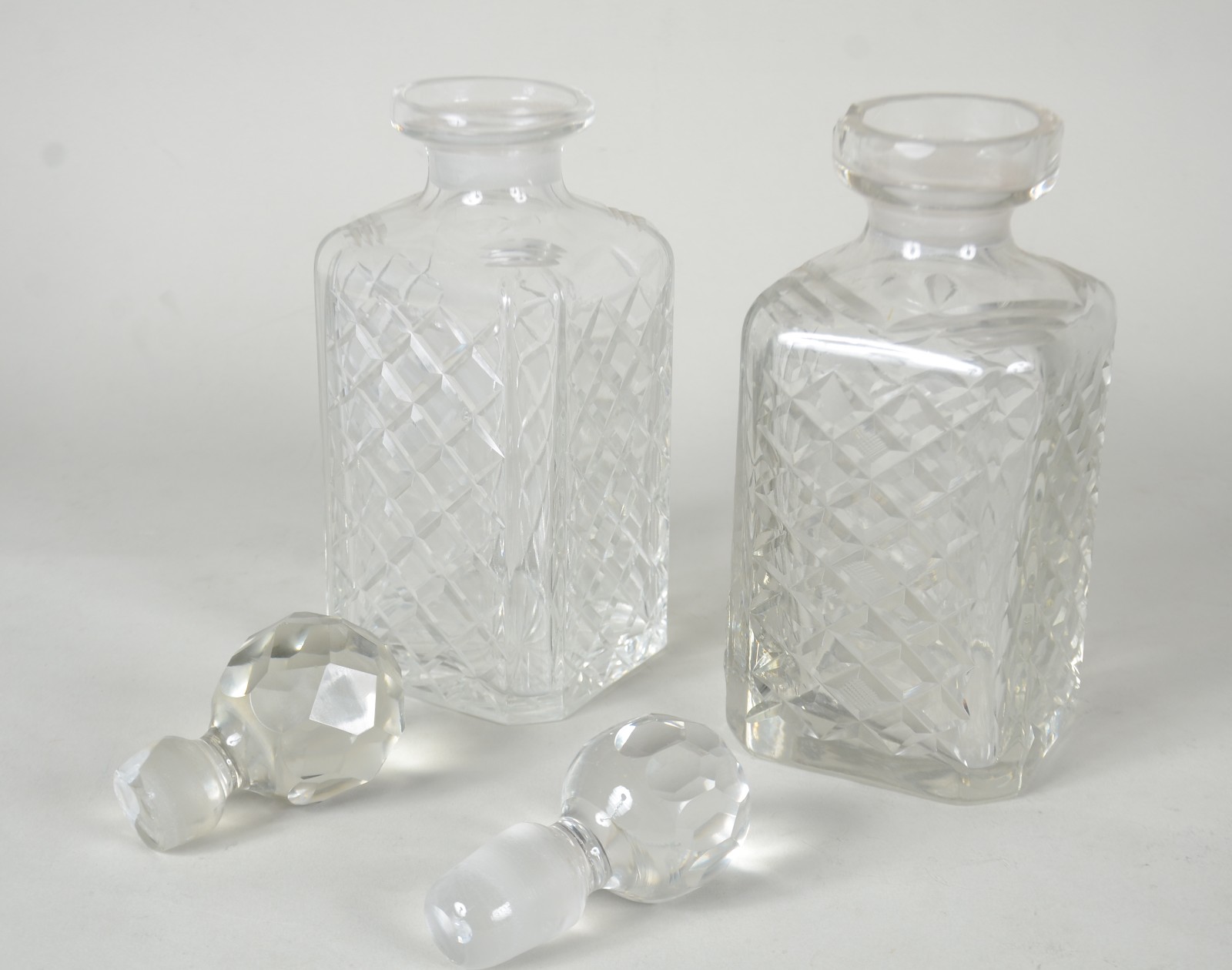 Duas garrafas de cristal europeu lapidado em frisos. Com bicados na... - foto 4 de 9