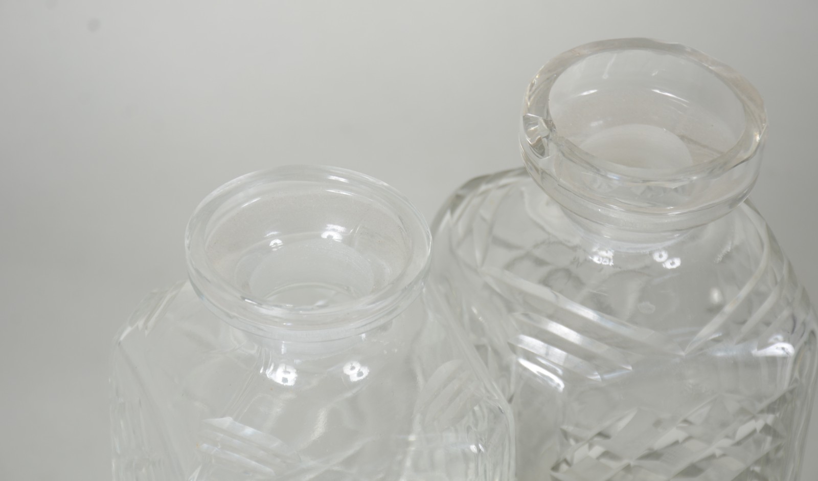 Duas garrafas de cristal europeu lapidado em frisos. Com bicados na... - foto 5 de 9