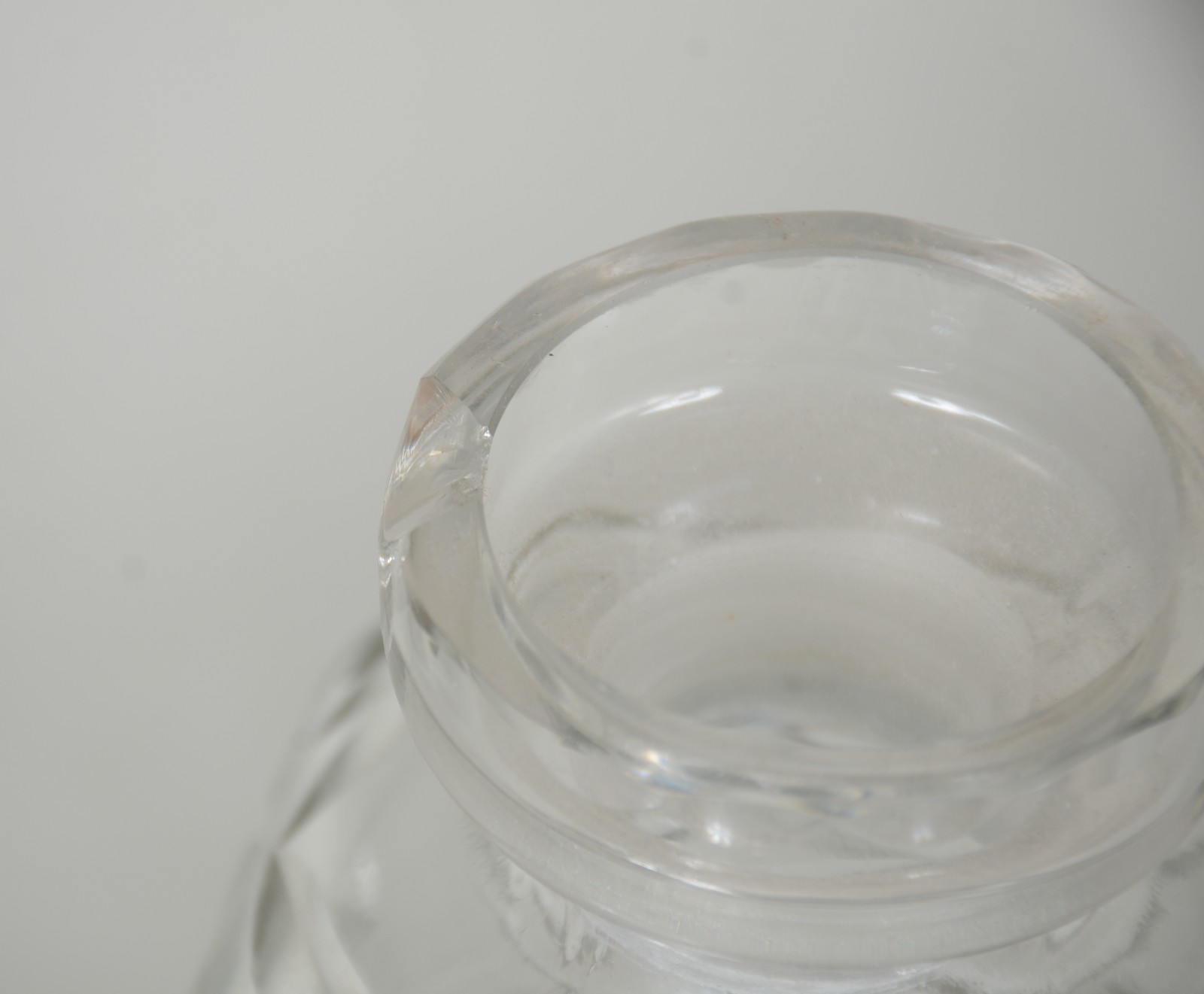 Duas garrafas de cristal europeu lapidado em frisos. Com bicados na... - foto 6 de 9