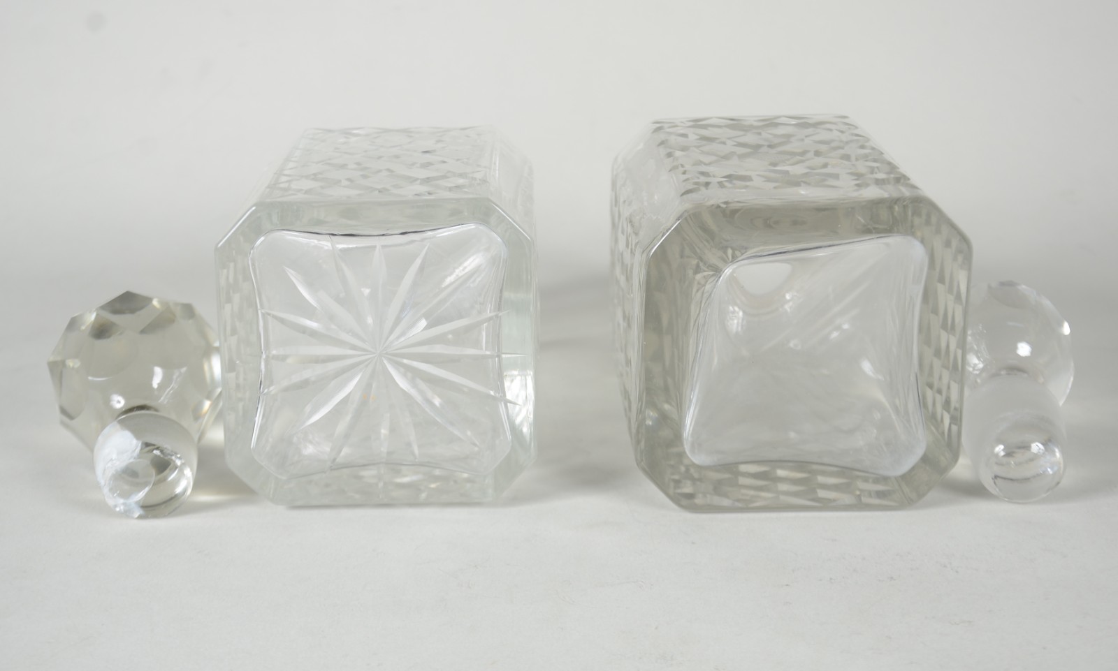 Duas garrafas de cristal europeu lapidado em frisos. Com bicados na... - foto 7 de 9
