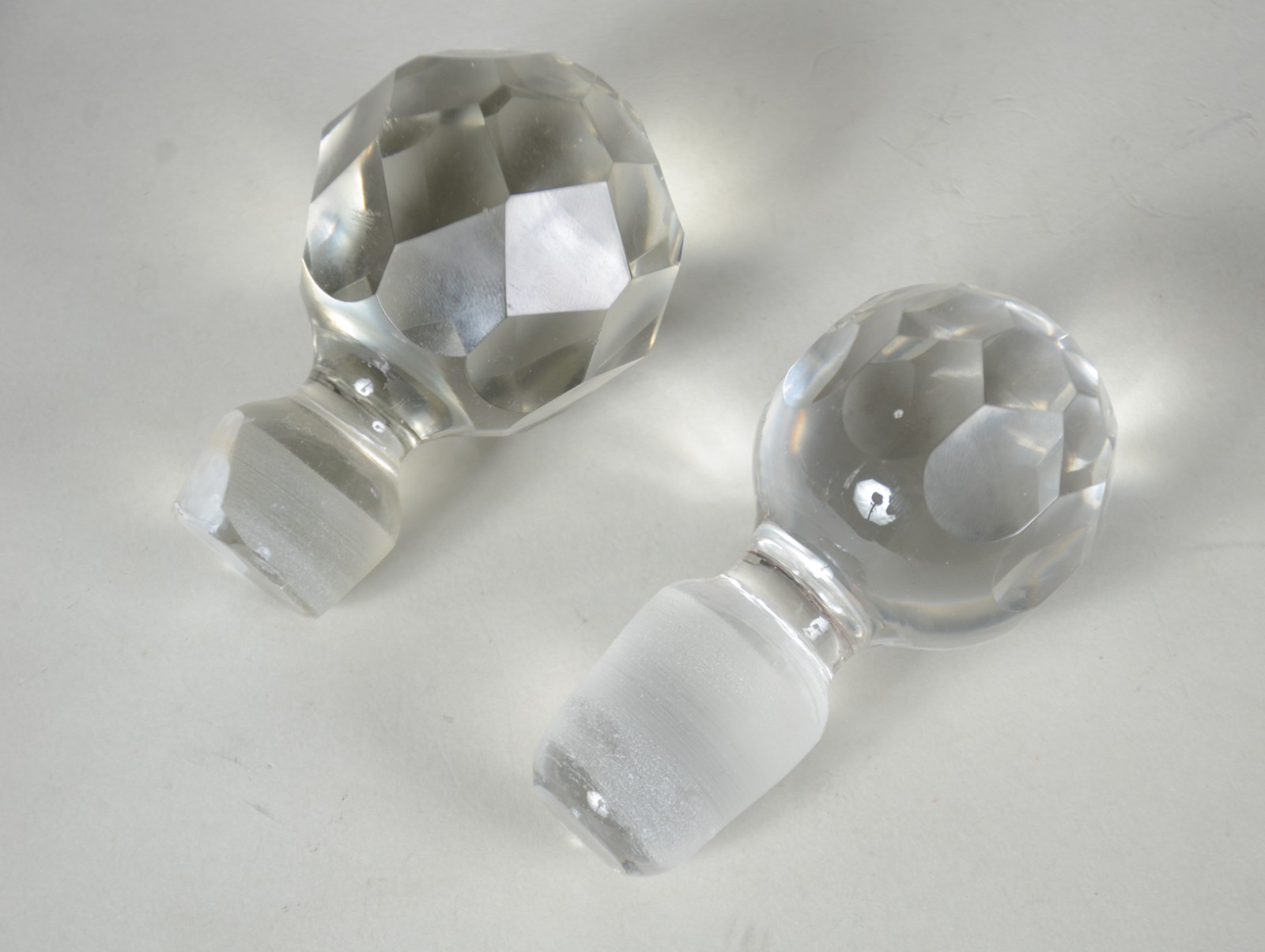 Duas garrafas de cristal europeu lapidado em frisos. Com bicados na... - foto 8 de 9