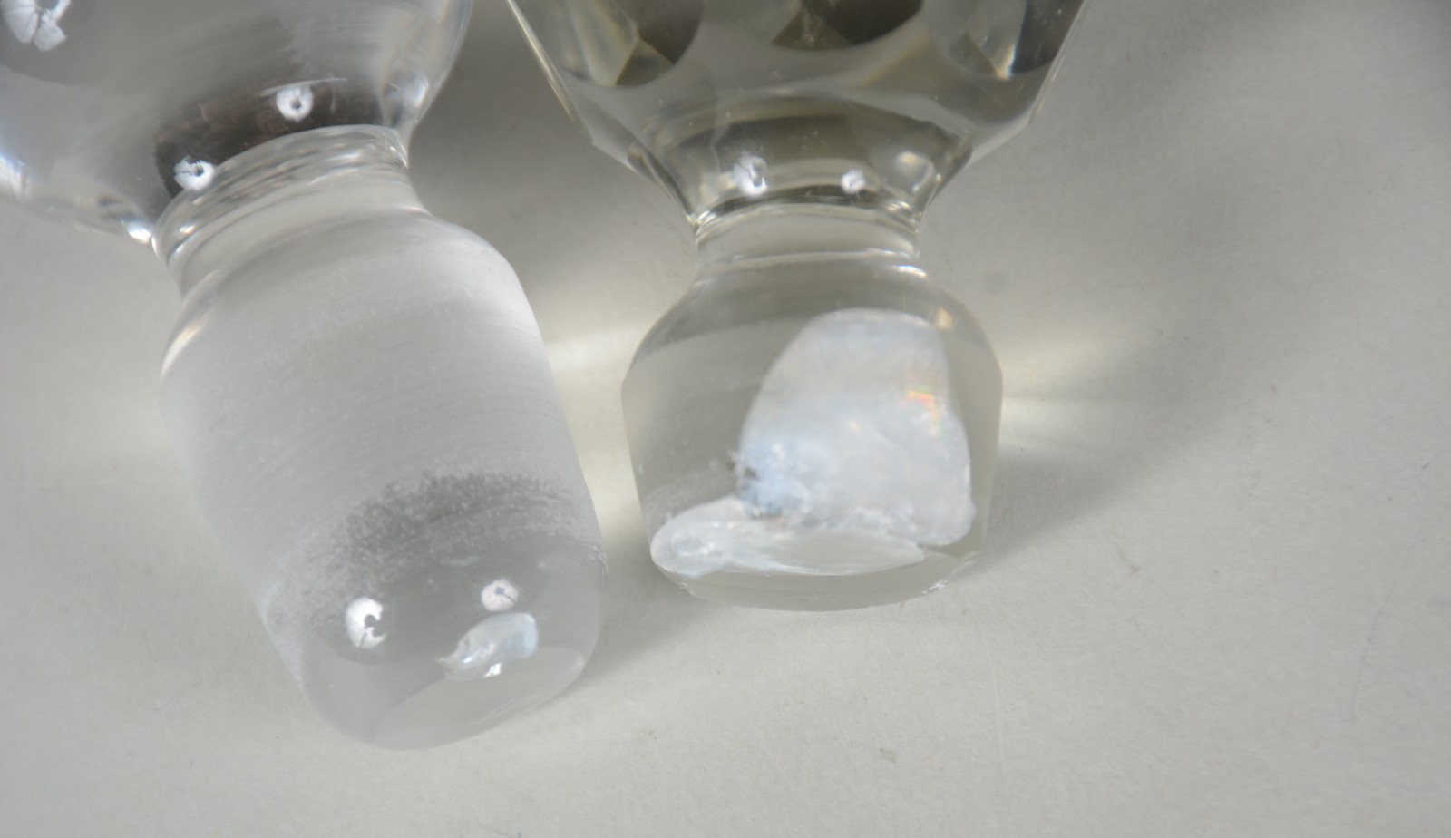 Duas garrafas de cristal europeu lapidado em frisos. Com bicados na... - foto 9 de 9