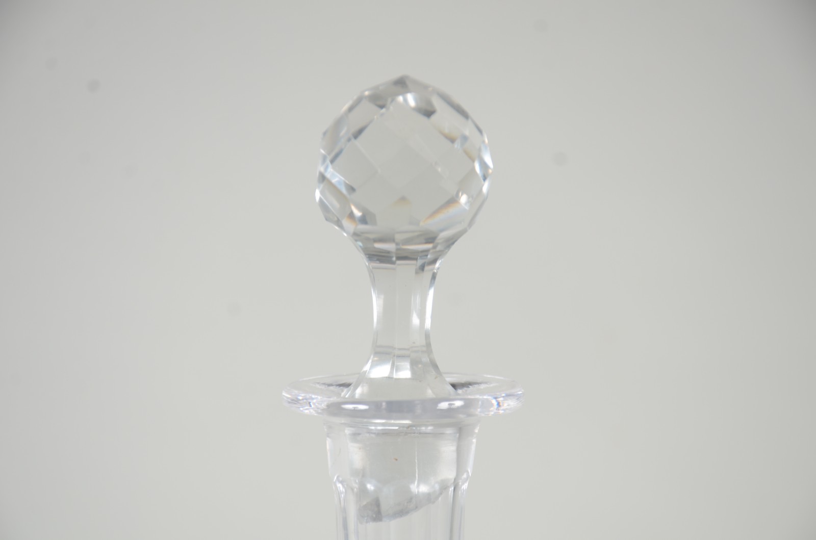 Duas garrafas de cristal europeu em diferentes formatos. Uma das... - foto 2 de 11