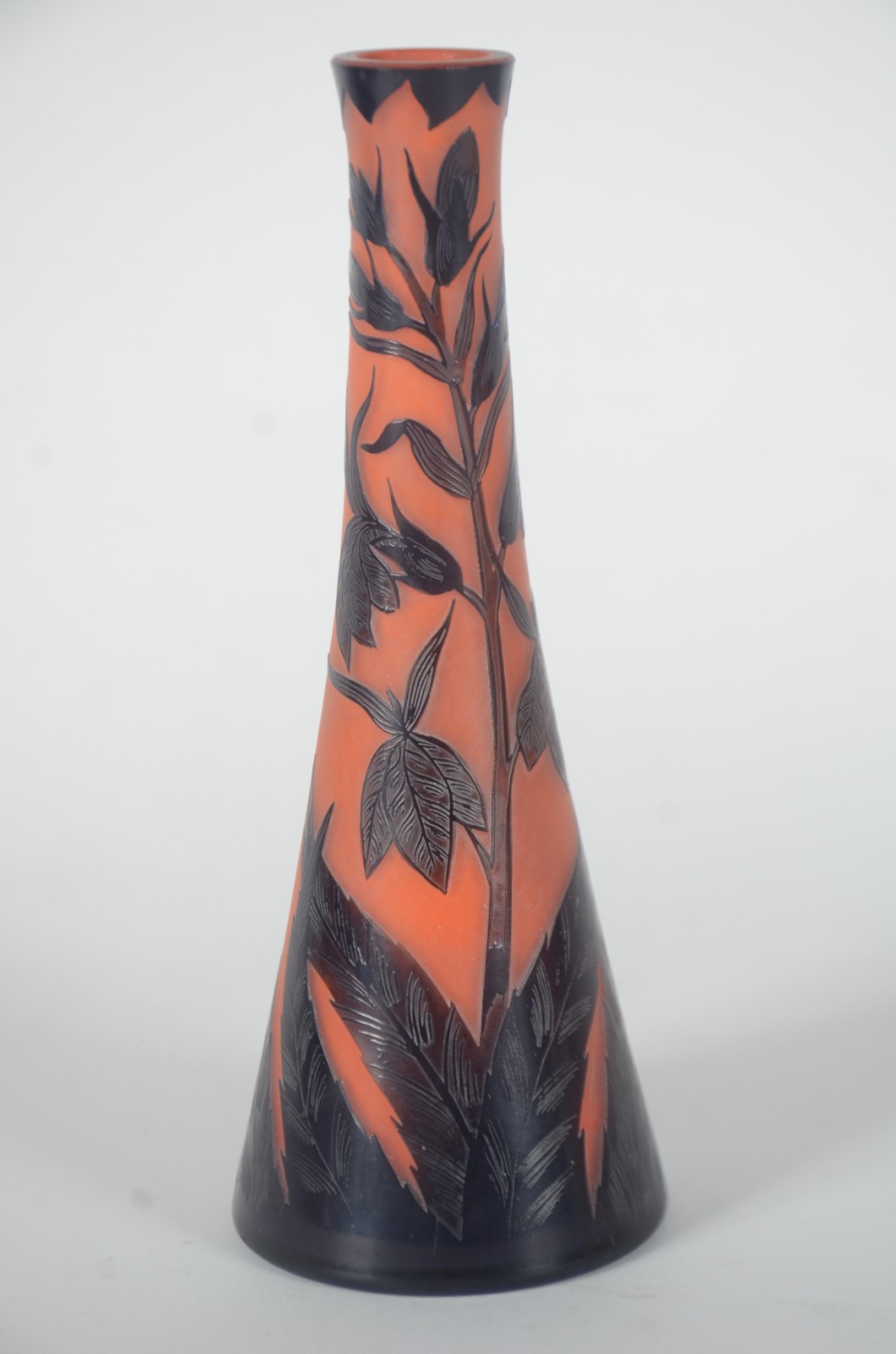 Vaso de pasta de vidro acidado com cameo em folhagens de tom marrom... - foto 1 de 5