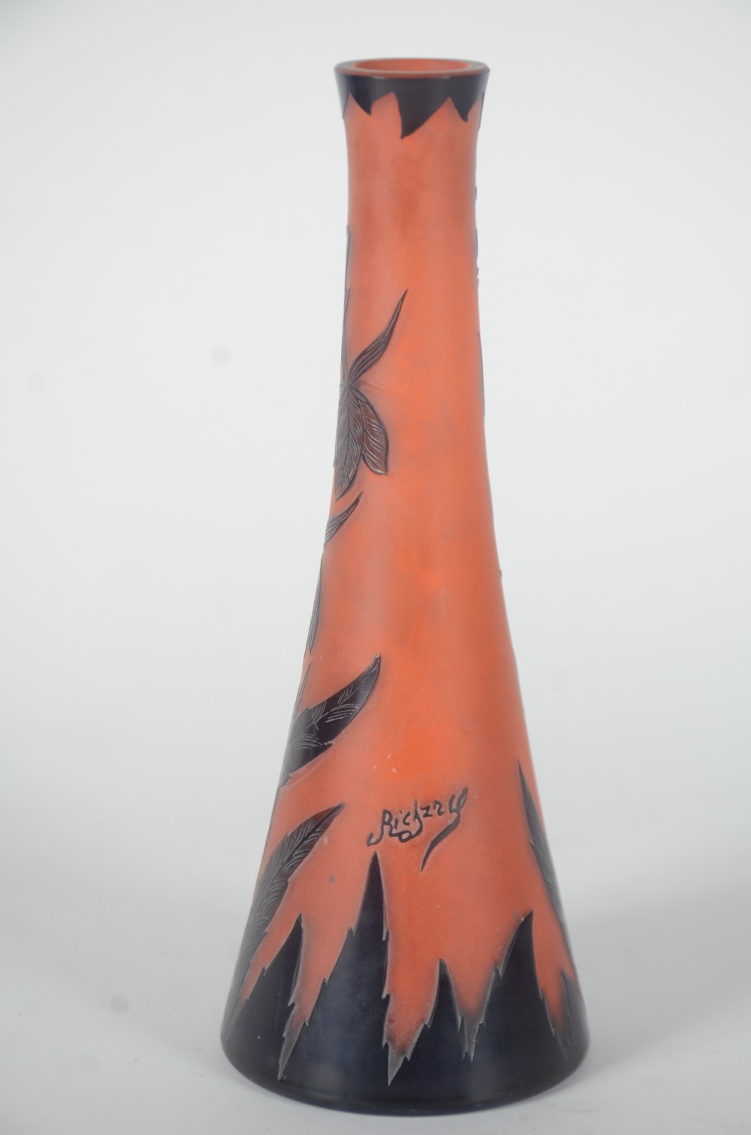 Vaso de pasta de vidro acidado com cameo em folhagens de tom marrom... - foto 2 de 5